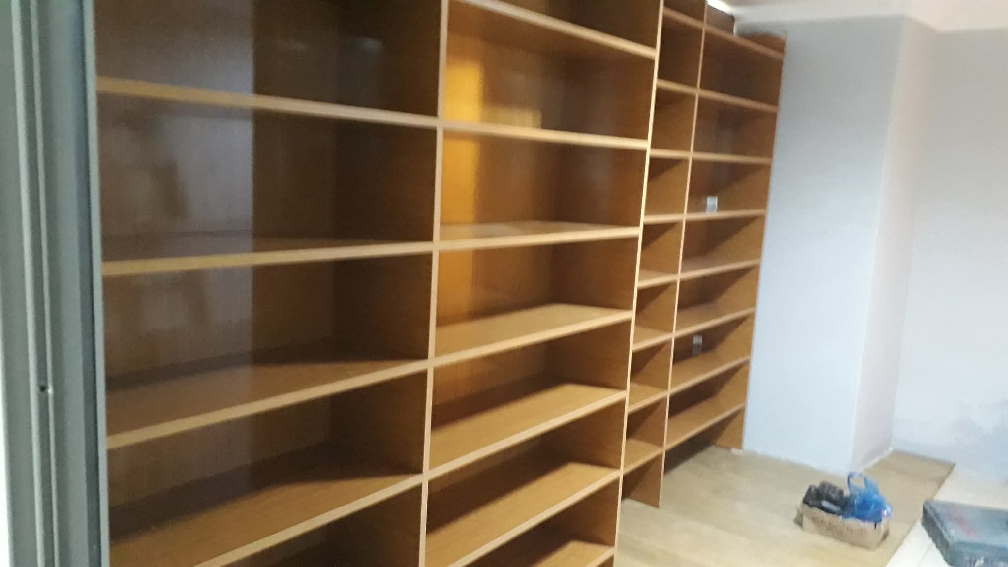 Balaban Mobilya geniş ahşap raf sistemi